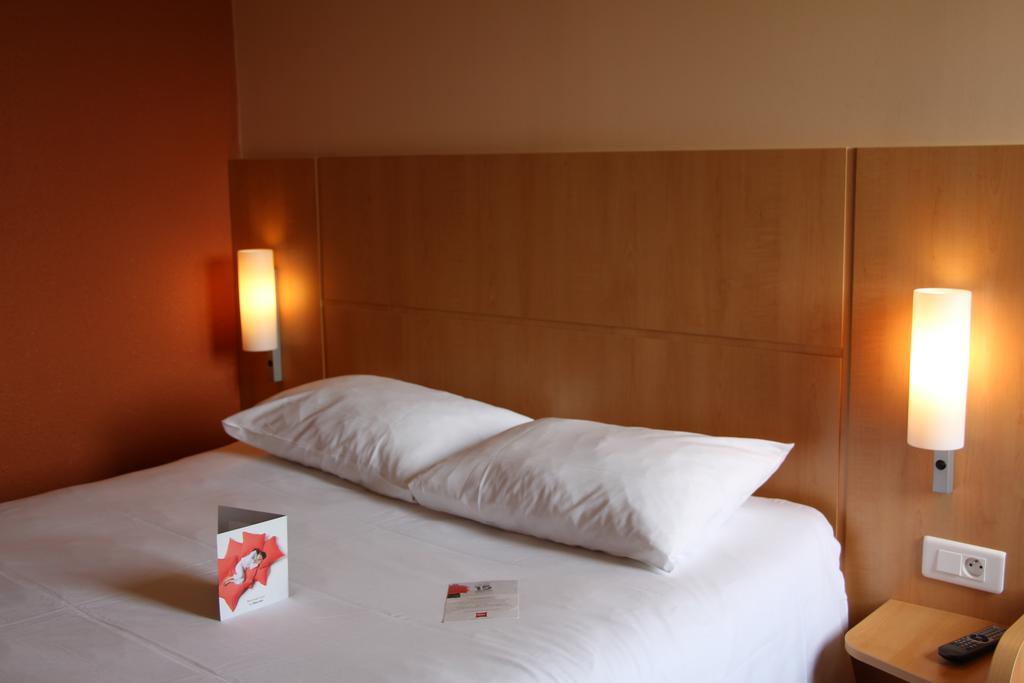 Hotel Ibis Guingamp Coeur De Bretagne Ploumagoar Room photo