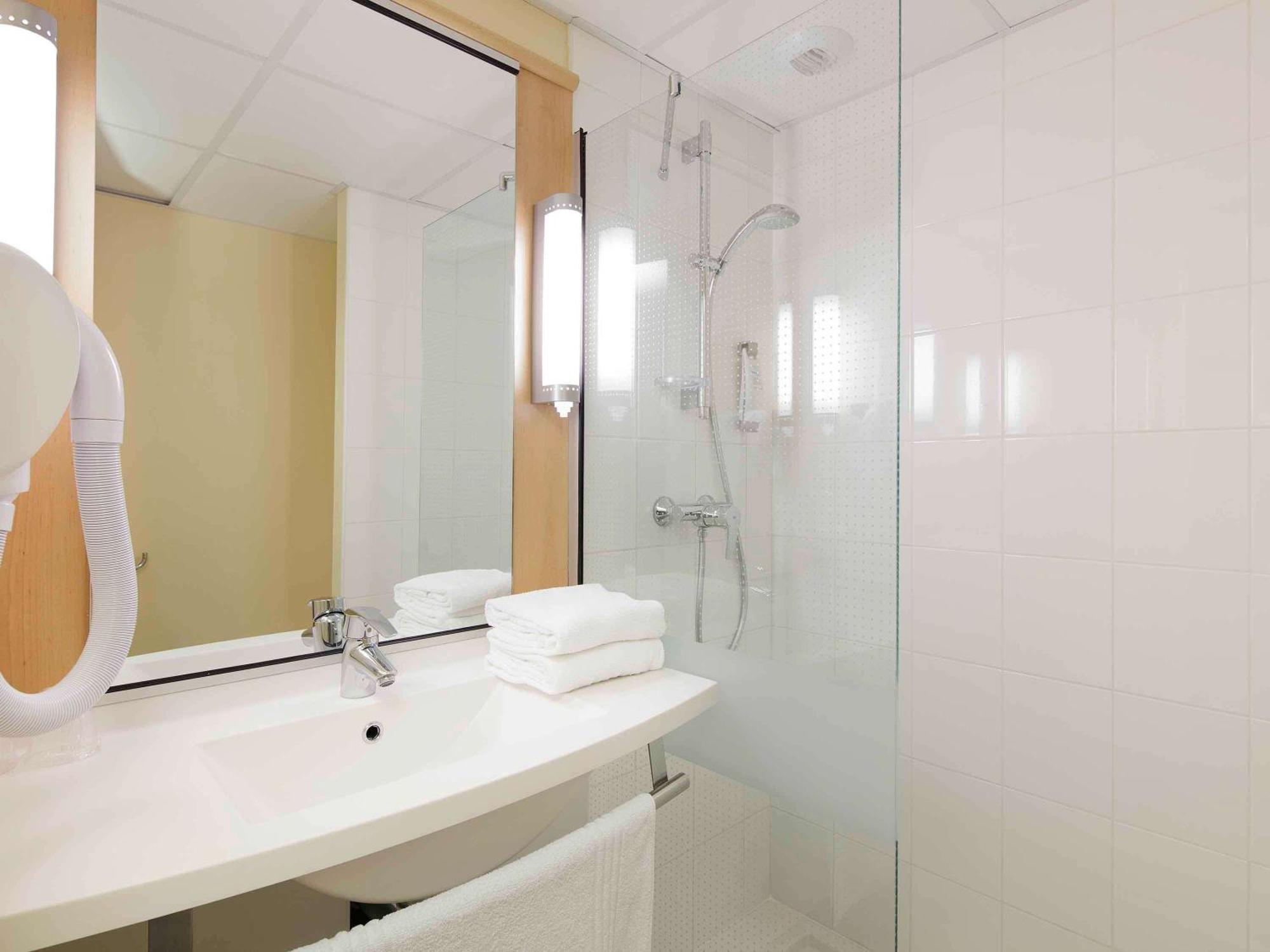 Hotel Ibis Guingamp Coeur De Bretagne Ploumagoar Room photo